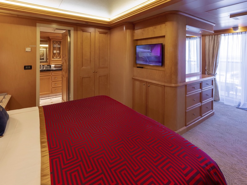 Queens Grill Master Suite